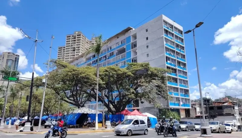 🏡💥 ¡Vivimos con miedo! Residentes de la Misión Vivienda en Caracas no se atreven a volver a sus hogares por fallas sin solucionar