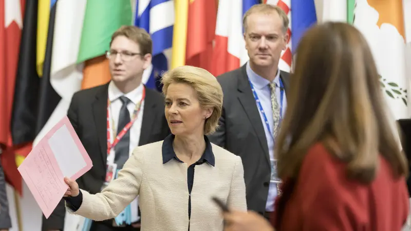 🏰✨ Von der Leyen corona a su asesor de confianza con un cargo vitalicio en la UE: ¿Una corte en Bruselas?
