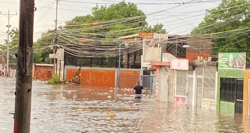 🌧️ ¡ZULIA EN EMERGENCIA! Barrio Negro Primero se convierte en un río tras la tormenta que dejó calles imposibles de transitar 💦🚧