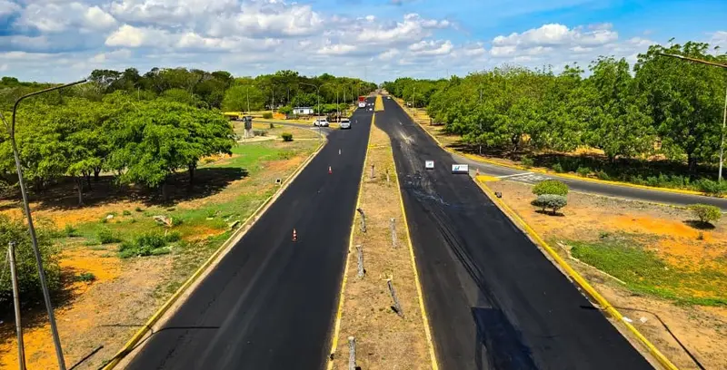 🚧✨ ¡Zulia en movimiento! Arranca asfaltado de 4 km entre Maracaibo y San Francisco 🛣️💨
