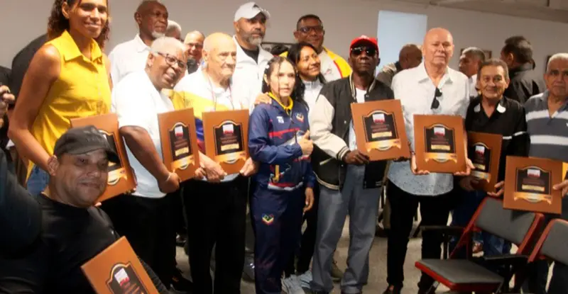 🌟✨ ¡Zulia enaltece a sus figuras! Reconocimientos «Legado de Gloria» brillan en el CAM Lía Bermúdez 🏆🇻🇪