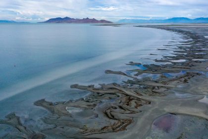 El húmedo origen detrás de las misteriosas 'islas vivientes' del Gran Lago Salado