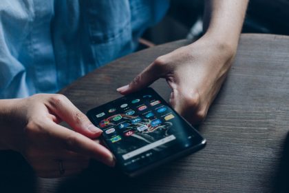 Joven casi queda paralítico por usar su móvil en mala postura