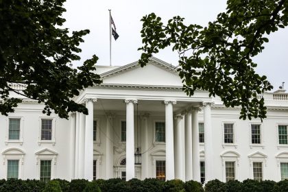 VIDEO muestra misteriosos objetos al ser arrojados desde la Casa Blanca