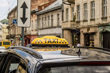 Funcionaria de Kiev amenaza a taxistas con multas por hablar en ruso