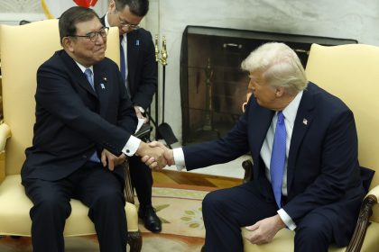 Firmado y sellado: Trump somete a un aliado clave en su guerra comercial