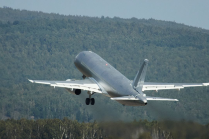 VIDEO DEL PRIMER VUELO del avión SJ-100 totalmente ruso de fabricación en serie