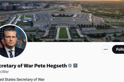 Secretario de Guerra de EE.UU. cambia la placa de su despacho para simbolizar la nueva era (VIDEO)