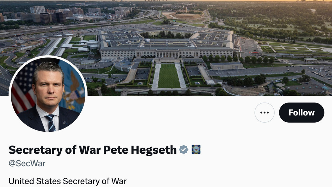 Secretario de Guerra de EE.UU. cambia la placa de su despacho para simbolizar la nueva era (VIDEO)