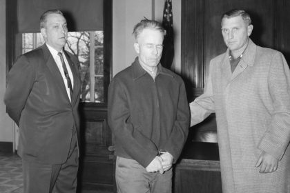 Edward Gein, el psicópata que utilizó restos humanos para decorar su decrepita granja e inspiró a iconos del terror