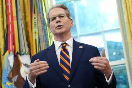 EE.UU. quiere que la UE también sancione a los países que compran petróleo ruso