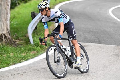 VIDEO: Ciclista cae al suelo en la Vuelta a España tras interrupción de manifestante pro-Palestina