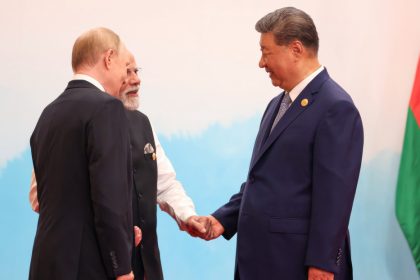 Lavrov explica qué mensaje transmitió el apretón de manos entre Putin, Modi y Xi