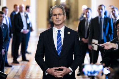 Politico: Secretario del Tesoro de EE.UU. amenazó con "dar una paliza" al director de una agencia