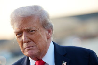 Publican una supuesta foto en la que Epstein sostiene un cheque con el nombre de Trump