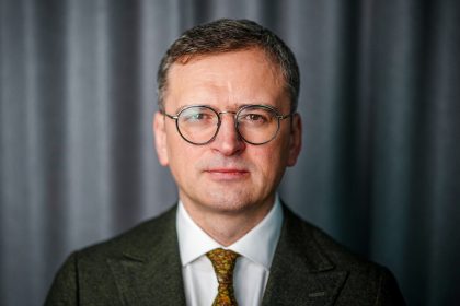 "Complot en un manicomio": Zajárova comenta la supuesta "huida" del excanciller ucraniano de su país