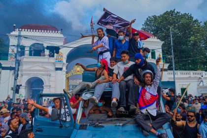Violencia mortífera y vandalismo: cómo la generación Z derrocó al Gobierno de Nepal (VIDEOS)