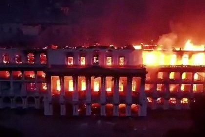 VIDEO: El fuego arrasa la sede del Gobierno de Nepal