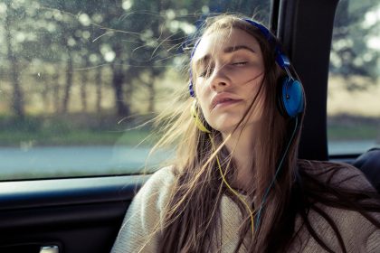 Estos géneros musicales pueden reducir el riesgo de mareo en coche hasta en un 57 %