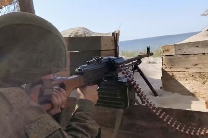 Marines rusos repelen desembarco de enemigo simulado en megaejercicios (VIDEO)