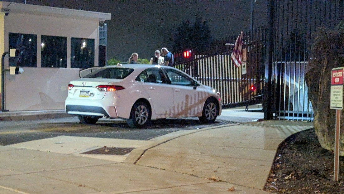 Coche embiste la entrada de una oficina del FBI en EE.UU.