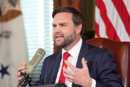 "Si quieres acabar con esta mierda, mírate en el espejo": Vance explota tras el asesinato de Kirk