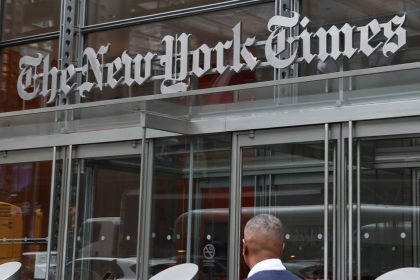 "Inapropiada e inadmisible": Juez federal bloquea demanda de Trump contra el NYT 