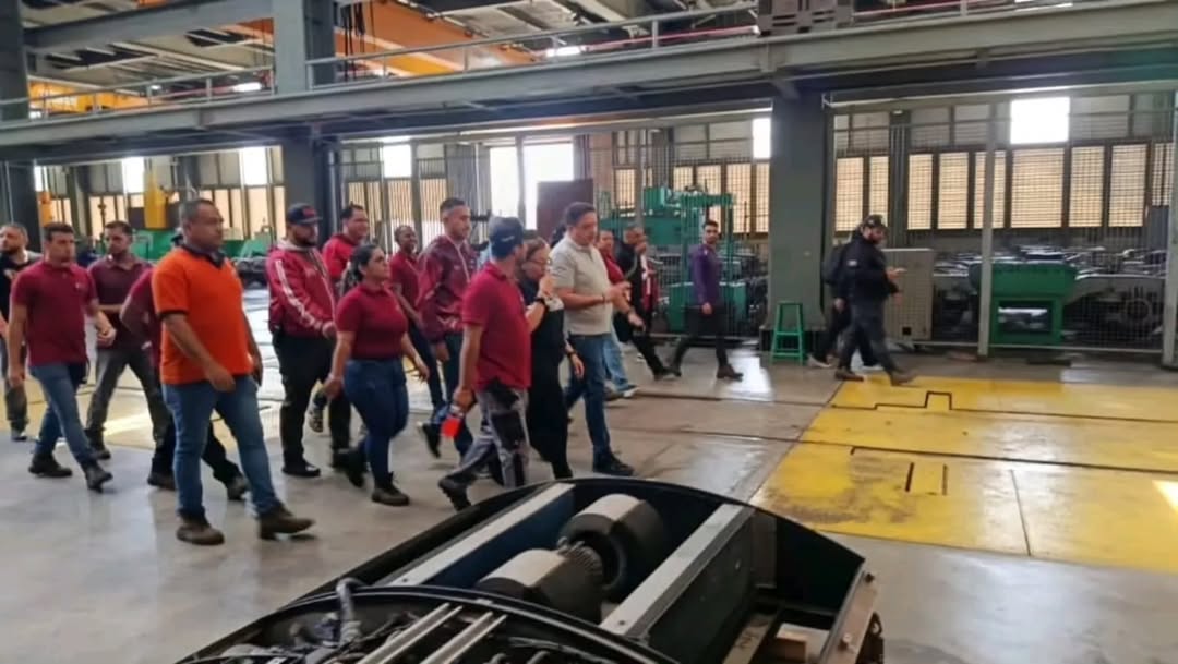 l viceministro de Transporte Terrestre, Claudio Farías, supervisó los trabajos de recuperación y mantenimiento integral en el Ferrocarril de los Valles del Tuy