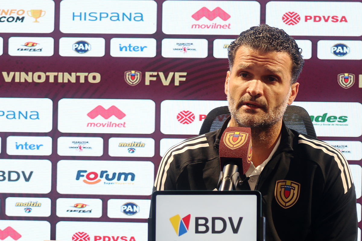 El seleccionador de Venezuela, Oswaldo Vizcarrondo, habla durante una rueda de prensa este martes, en Caracas (Venezuela). Foto EFE/ Miguel Gutiérrez