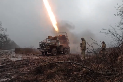 VIDEO: 'Granizo' ruso destroza posiciones ucranianas en una zona forestal