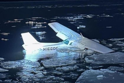 VIDEO: Avioneta sufre fallo en vuelo y aterriza de emergencia sobre un río helado