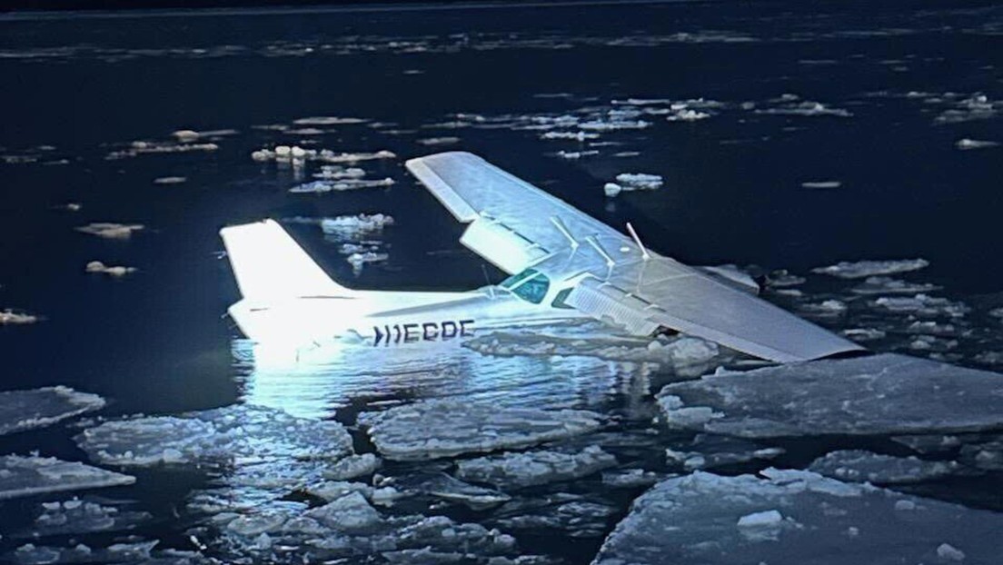 VIDEO: Avioneta sufre fallo en vuelo y aterriza de emergencia sobre un río helado