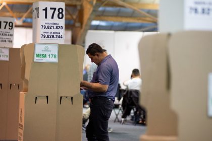 Colombia elige a sus legisladores en una crucial jornada electoral