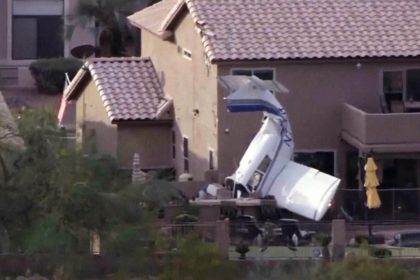 VIDEO: Momento en que una avioneta se estrella en el patio de una casa