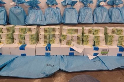 Millones en efectivo y lingotes de oro: Hungría muestra lo incautado a los ucranianos acusados de lavado de dinero