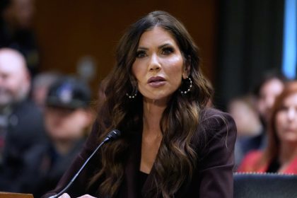 VIDEO: La inesperada respuesta de Trump a una pregunta sobre la destitución de la 'cazamigrantes' Kristi Noem