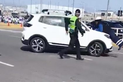 VIDEO: Taxista irregular arrastra a un controlador y arrolla a un policía al intentar huir en Perú