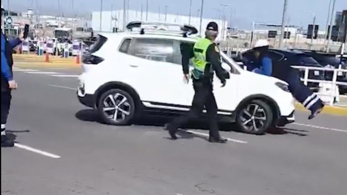 VIDEO: Taxista irregular arrastra a un controlador y arrolla a un policía al intentar huir en Perú