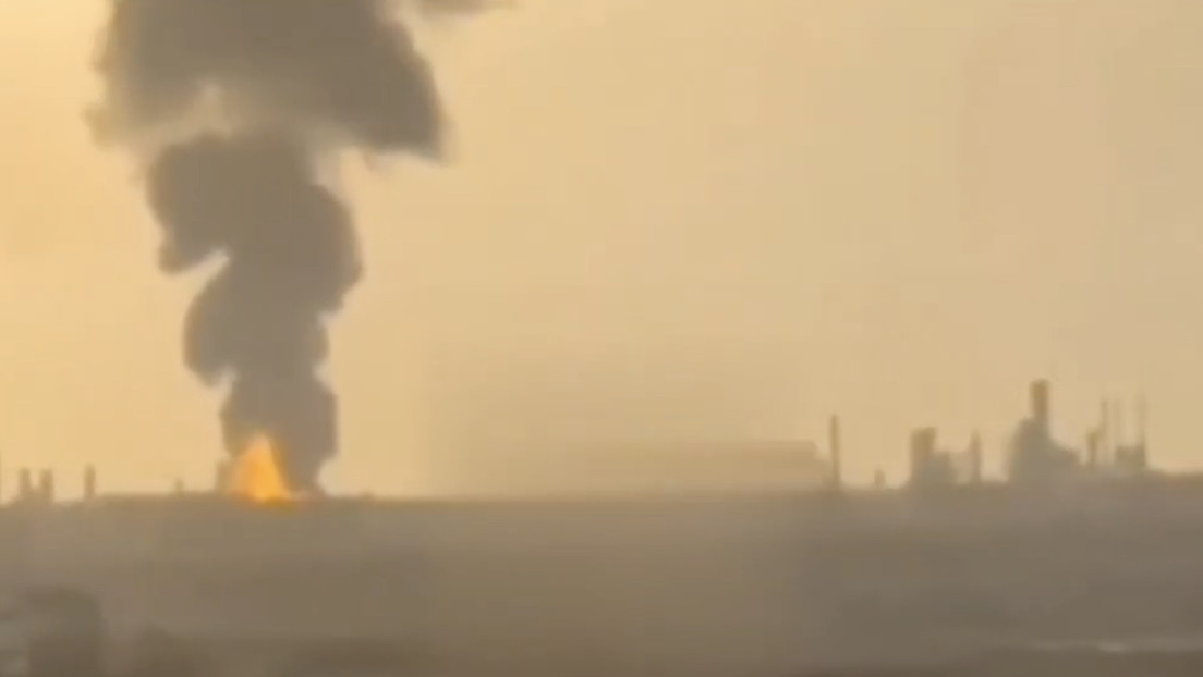 Arde refinería en Baréin tras un ataque iraní (VIDEOS)