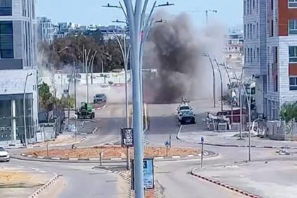 VIDEO: Momento exacto en que misiles iraníes golpean dos suburbios de Tel Aviv