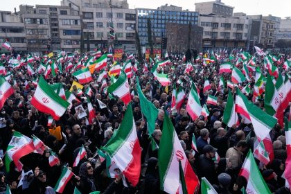 Multitudes abarrotan las calles de Irán en apoyo al nuevo ayatolá (VIDEOS)
