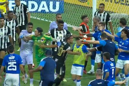 VIDEO: El momento de la brutal 'batalla campal' que dejó un récord de futbolistas expulsados