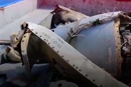 VIDEO: Irán muestra los restos de un misil de crucero derribado