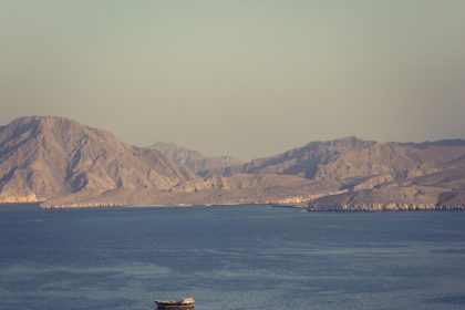 CBS: Trump considera tomar el control del estrecho de Ormuz