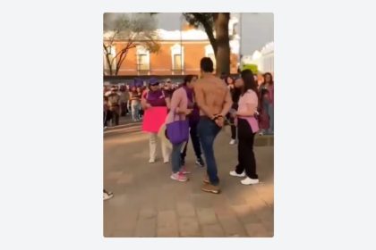 Acompaña a su novia a marchar por el Día de la Mujer y es expuesto como deudor alimentario (VIDEO)