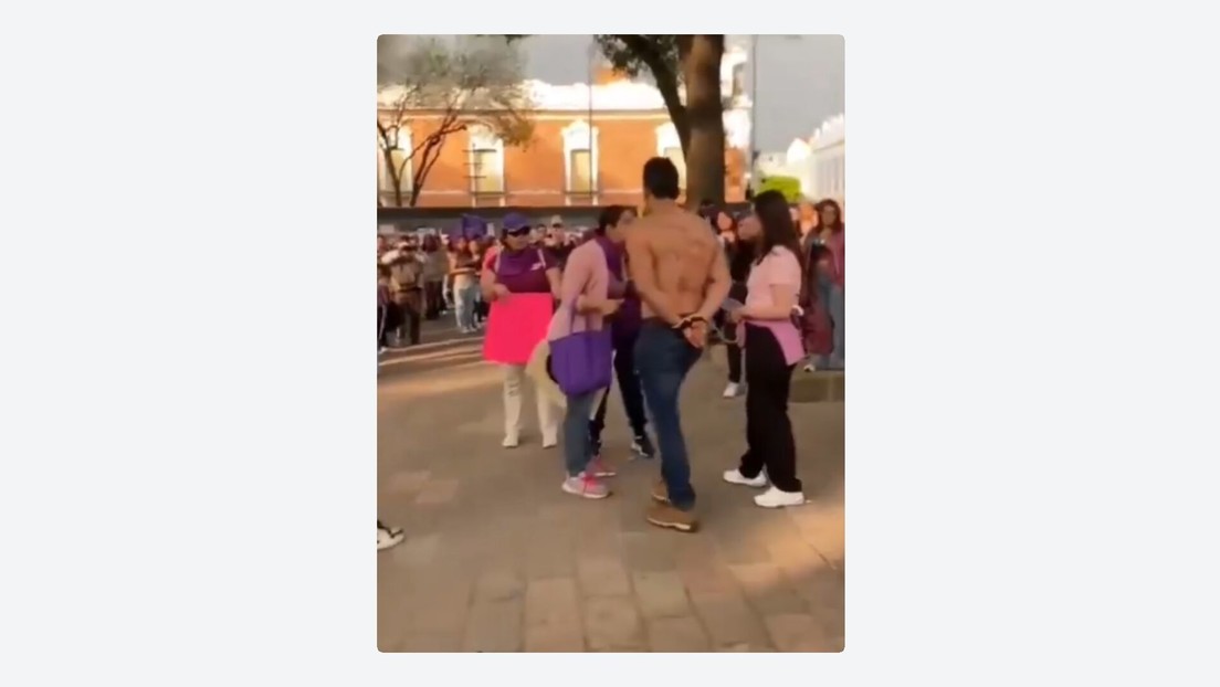 Acompaña a su novia a marchar por el Día de la Mujer y es expuesto como deudor alimentario (VIDEO)
