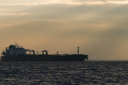 Graban a petroleros parados en los extremos del estrecho de Ormuz (VIDEO)