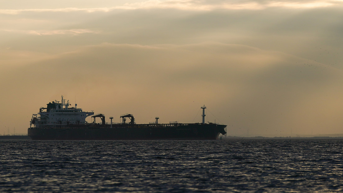 Graban a petroleros parados en los extremos del estrecho de Ormuz (VIDEO)