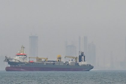 Irán advierte que no permitirá que se exporte "ni un litro" de petróleo de la región a EE.UU.