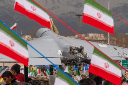 VIDEO: F-16 persigue un dron Shahed-136 de Irán sobre una playa de Dubái